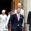 Le prince Haakon de Norvège, suivi de son épouse la princesse Mette-Marit et de leur fille la princesse Ingrid Alexandra, sortant du Parlement (Storting) à Oslo le 15 mai 2014 à l'occasion de la cérémonie spéciale pour le bicentenaire de la Constitution norvégienne.