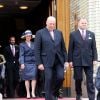 Le roi Harald V de Norvège quittant le Parlement, suivi par son épouse la reine Sonja et leur fils le prince Haakon, le 15 mai 2014 après la cérémonie spéciale pour le bicentenaire de la Constitution norvégienne.