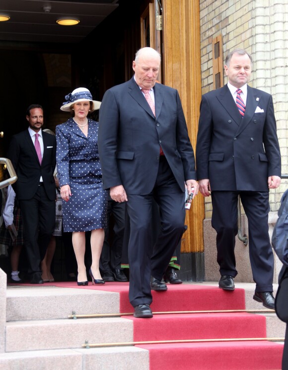 Le roi Harald V de Norvège quittant le Parlement, suivi par son épouse la reine Sonja et leur fils le prince Haakon, le 15 mai 2014 après la cérémonie spéciale pour le bicentenaire de la Constitution norvégienne.