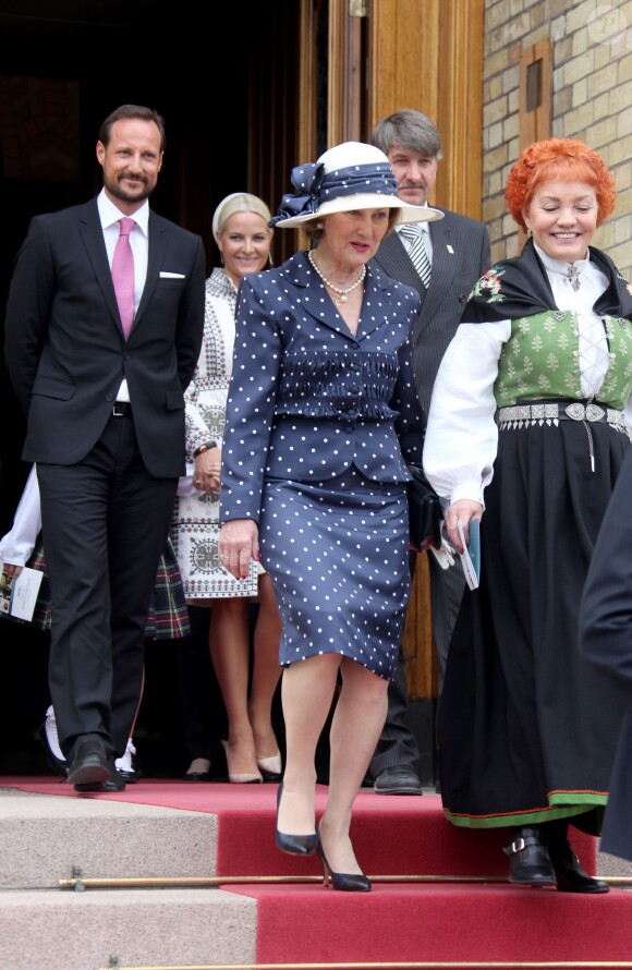 La reine Sonja de Norvège, le prince héritier Haakon et la princesse Mette-Marit quittant le Parlement à Oslo le 15 mai 2014 après la cérémonie spéciale pour le bicentenaire de la Constitution norvégienne.