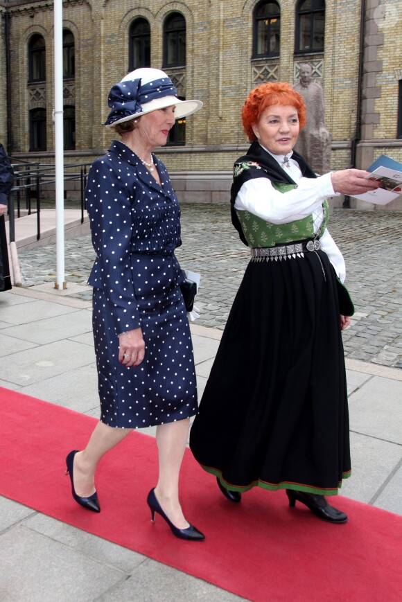 La reine Sonja de Norvège et Marit Nybakk au Parlement (Storting) à Oslo le 15 mai 2014 à l'occasion de la cérémonie spéciale pour le bicentenaire de la Constitution norvégienne.