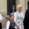 La princesse Ingrid Alexandra de Norvège, 10 ans, aidée par sa mère la princesse Mette-Marit, faisait sa première visite officielle au Parlement (Storting) à Oslo le 15 mai 2014 à l'occasion de la cérémonie spéciale pour le bicentenaire de la Constitution norvégienne.