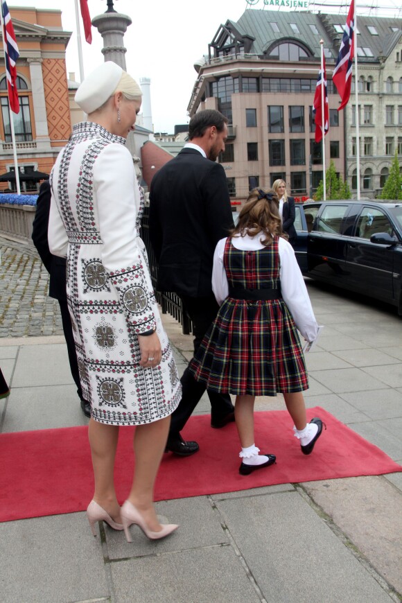 La princesse Ingrid Alexandra, la princesse Mette-Marit et le prince Haakon de Norvège repartent du Parlement (Storting) à Oslo le 15 mai 2014 après la cérémonie spéciale pour le bicentenaire de la Constitution norvégienne.