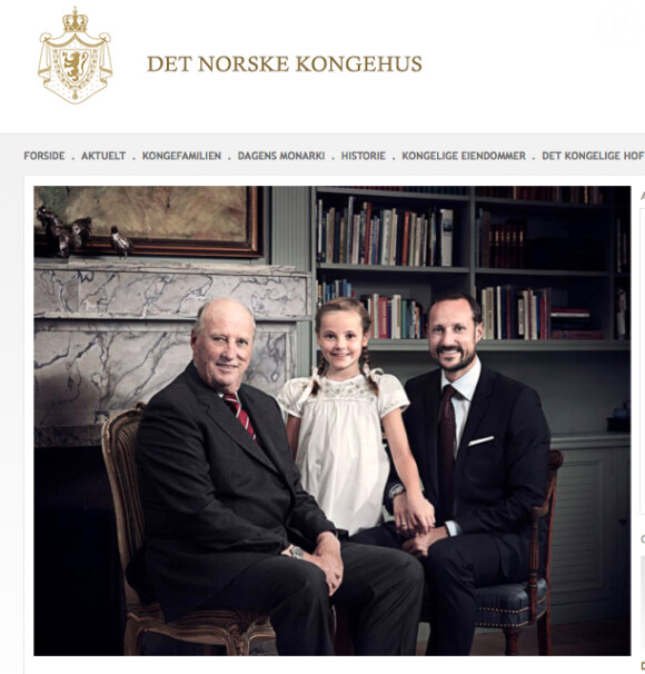 La princesse Ingrid Alexandra de Norvège entre son grand-père le roi Harald V et son père le prince héritier Haakon, photo en page d'accueil du site de la cour norvégienne.