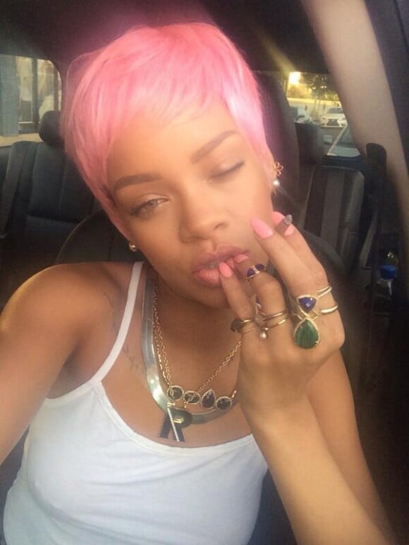 Rihanna, coiffée d'une perruque rose, profite de son temps libre à Los Angeles. Le 15 mai 2014.