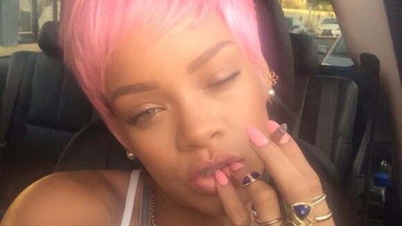 Rihanna : Nouvelle folie capillaire, RiRi passe au rose !