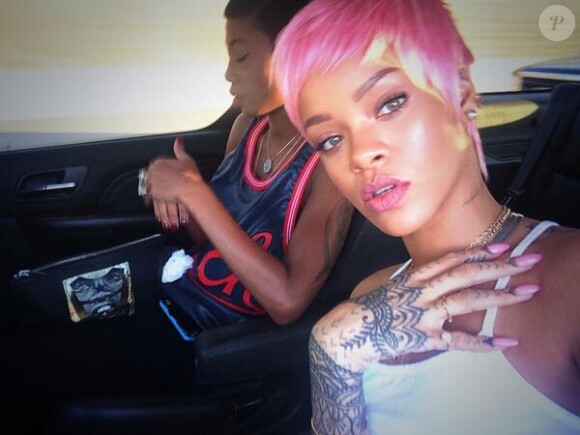 Selfie empruntée de rose pour Melissa Forde et Rihanna, en voiture à Los Angeles. Le 15 mai 2014.