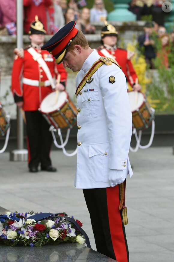 Le prince Harry se recueille devant le monument de la guerre d'indépendance, place de la liberté à Tallinn, en visite officielle en Estonie le 16 mai 2014