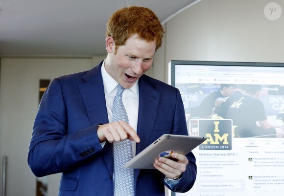 Le prince Harry tente de tweeter lors d'une session questions-réponses sur Twitter pour la promotion des Invictus Games, le 15 mai 2014 à la BT Tower, à Londres.