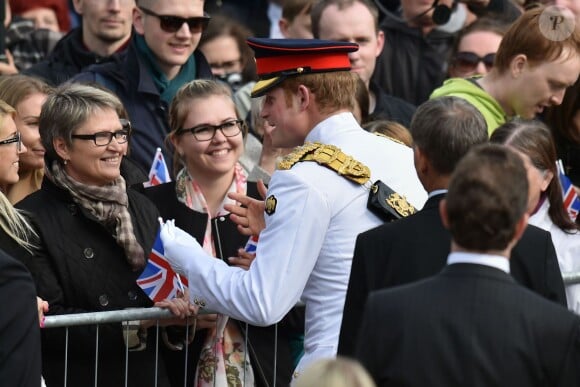 Le prince Harry rencontrant le public, place de la liberté à Tallinn, en visite officielle en Estonie le 16 mai 2014
