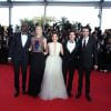 Djimon Hounsou, Cate Blanchett, America Ferrera, Kit Harington et Jay Rabuchel lors de la montée des marches du film Dragons 2, à l'occasion du 67e Festival de Cannes, le 16 mai 2014.