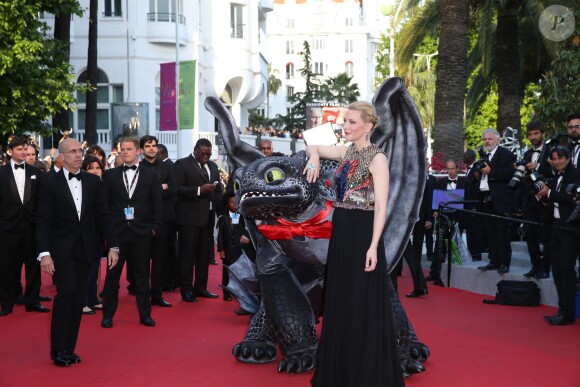 Cate Blanchett et Krokmou lors de la montée des marches du film Dragons 2, à l'occasion du 67e Festival de Cannes, le 16 mai 2014.
