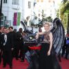 Cate Blanchett et le dragon du film lors de la montée des marches de Dragons 2, à l'occasion du 67e Festival de Cannes, le 16 mai 2014.