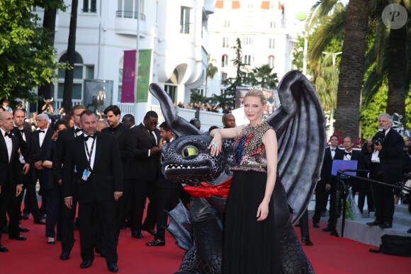 Cate Blanchett et le dragon du film lors de la montée des marches de Dragons 2, à l'occasion du 67e Festival de Cannes, le 16 mai 2014.