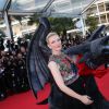 Cate Blanchett avec Krokmou lors de la montée des marches du film Dragons 2, à l'occasion du 67e Festival de Cannes, le 16 mai 2014.