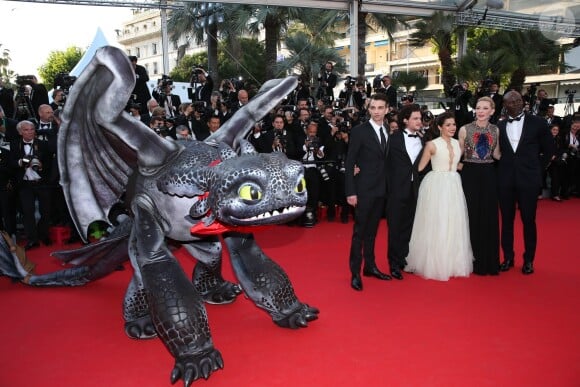 Krokmou, Jay Rabuchel, Kit Harington, America Ferrera, Cate Blanchett et Djimon Hounsou lors de la montée des marches du film Dragons 2, à l'occasion du 67e Festival de Cannes, le 16 mai 2014.