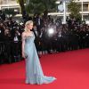 Naomi Watts fabuleuse lors de la montée des marches du film Dragons 2, à l'occasion du 67e Festival de Cannes, le 16 mai 2014.