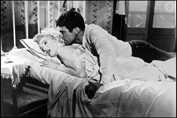 Marilyn Monroe au lit au cinéma... C'est également sur son lit, face contre les draps, que la star a été retrouvée inanimée lors de sa mort, dans la nuit du 4 au 5 août 1962