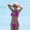 Victoria Silvstedt profite d'une journée ensoleillée sur une plage de Miami, le 10 mars 2014.