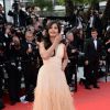 Freida Pinto lors de la montée des marches du Festival de Cannes et la projection du film Saint Laurent le 17 mai 2014