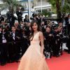 Freida Pinto lors de la montée des marches du Festival de Cannes et la projection du film Saint Laurent le 17 mai 2014