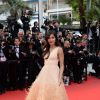 Freida Pinto lors de la montée des marches du Festival de Cannes et la projection du film Saint Laurent le 17 mai 2014