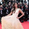 Freida Pinto (robe Michael Kors) lors de la montée des marches du Festival de Cannes et la projection du film Saint Laurent le 17 mai 2014