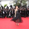 Natasha Poly (robe Oscar de la Renta) lors de la montée des marches du Festival de Cannes et la projection du film Saint Laurent le 17 mai 2014