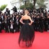 Natasha Poly (robe Oscar de la Renta) lors de la montée des marches du Festival de Cannes et la projection du film Saint Laurent le 17 mai 2014