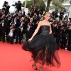 Natasha Poly (robe Oscar de la Renta) lors de la montée des marches du Festival de Cannes et la projection du film Saint Laurent le 17 mai 2014