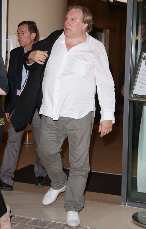 Gérard Depardieu sort de l'hôtel "Le Five" pour se rendre à sa conférence de presse sur la plage du Nikki Beach pour le film "Welcome to New York" dans le cadre du 67e Festival du film de Cannes, le 17 mai 2014