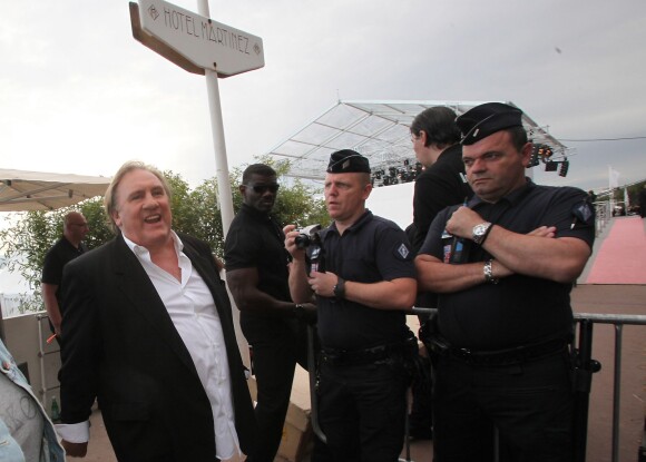 Gérard Depardieu arrivant  sur le plateau du Grand Journal de Canal + à l'occasion du 67e Festival international du film de Cannes le 17 mai 2014