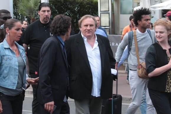 Gérard Depardieu et Jacqueline Bisset arrivant  sur le plateau du Grand Journal de Canal + à l'occasion du 67e Festival international du film de Cannes le 17 mai 2014