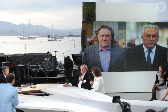 Jacqueline Bisset, Gérard Depardieu sur le plateau du Grand Journal de Canal + à l'occasion du 67e Festival international du film de Cannes le 17 mai 2014