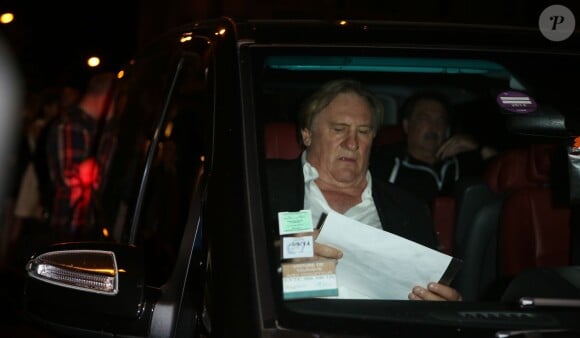 Gérard Depardieu sort du Star Cinéma rue d'Antibes à Cannes, le 17 mai 2014, après la projection de "Welcome to New York" pour donner sa conférence de presse sur la plage du Nikki Beach, en marge du du 67ème festival du film de Cannes.