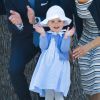 Quel enthousiasme, Estelle ! A Linköping, la princesse Estelle de Suède effectuait le 17 mai 2014 avec ses parents la princesse Victoria et le prince Daniel son premier déplacement officiel dans la province d'Östergötland dont elle est duchesse. Après la visite du château de la ville, elle a inauguré le Chemin des contes de fées reçu en cadeau pour son baptême, sa première mission officielle.