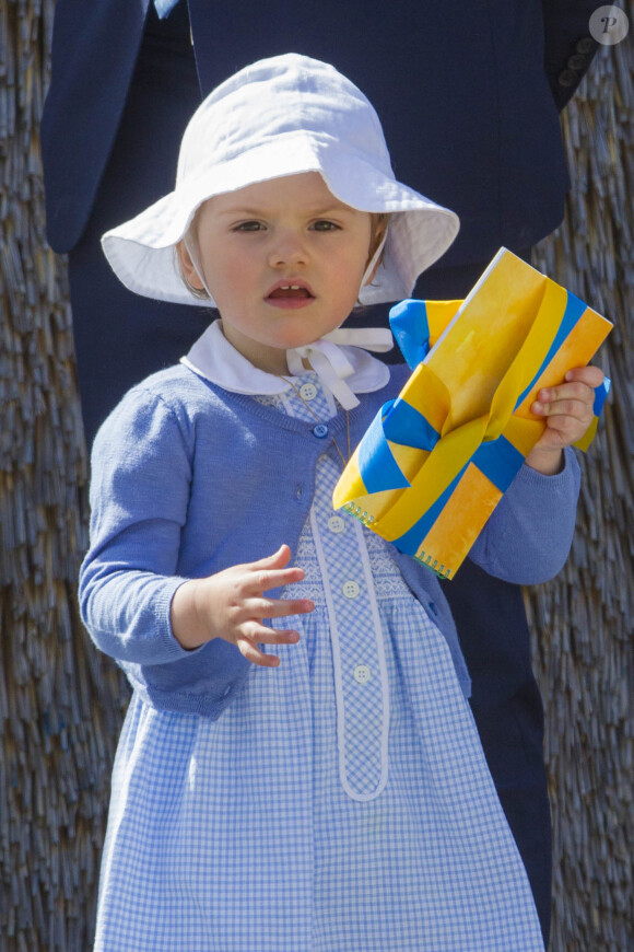Estelle de Suède a reçu en cadeau un T-Shirt lors de sa visite. A Linköping, la princesse Estelle de Suède effectuait le 17 mai 2014 avec ses parents la princesse Victoria et le prince Daniel son premier déplacement officiel dans la province d'Östergötland dont elle est duchesse. Après la visite du château de la ville, elle a inauguré le Chemin des contes de fées reçu en cadeau pour son baptême, sa première mission officielle.