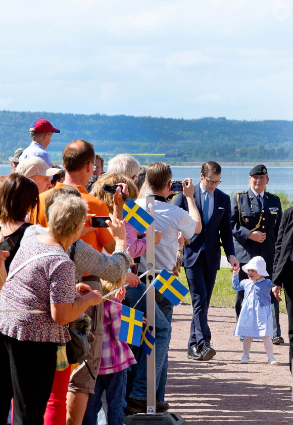 Le lac Takern en arrière-plan... Estelle de Suède effectuait le 17 mai 2014 avec ses parents la princesse Victoria et le prince Daniel son premier déplacement officiel dans la province d'Östergötland dont elle est duchesse. Après la visite du château de Linköping, elle a inauguré le Chemin des contes de fées reçu en cadeau pour son baptême, sa première mission officielle.