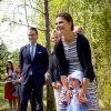 Estelle de Suède effectuait le 17 mai 2014 avec ses parents la princesse Victoria et le prince Daniel son premier déplacement officiel dans la province d'Östergötland dont elle est duchesse. Après la visite du château de Linköping, elle a inauguré le Chemin des contes de fées reçu en cadeau pour son baptême, sa première mission officielle.