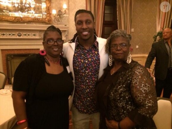 Roddy White, receveur star des Falcons d'Atlanta (NFL), entouré de sa mère et sa grand-mère le 16 mai 2014 lors du dîner annuel de sa fondation, Keep the Faith