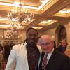 Roddy White, receveur star des Falcons d'Atlanta (NFL), avec Derek Dooley le 16 mai 2014 lors du dîner annuel de sa fondation, Keep the Faith