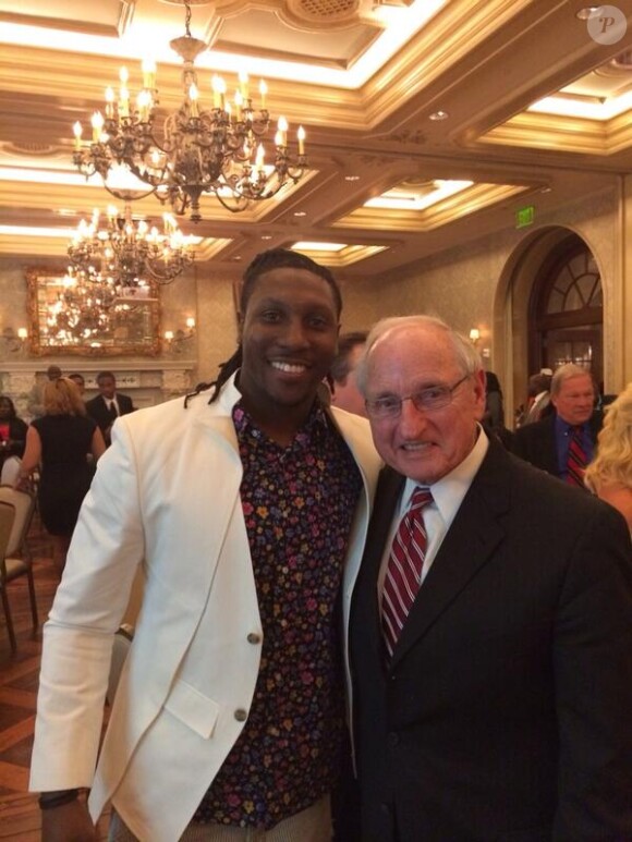 Roddy White, receveur star des Falcons d'Atlanta (NFL), avec Derek Dooley le 16 mai 2014 lors du dîner annuel de sa fondation, Keep the Faith