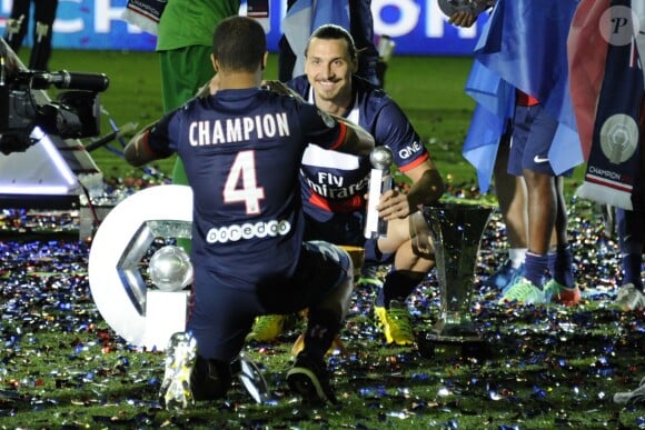 Zlatan Ibrahimovic prend la pose avec le trophée Hexagonal après le match entre le Paris Saint-Germain et Montpellier le 17 mai 2014 au Parc des Princes à Paris
