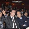 François Hollande entre Jamel Debbouze et Marc Ladreit de Lacharrière lors de la finale du 4e Trophée d'Impro de la Fondation Culture et Diversité et de la Compagnie Déclic Théâtre, le 19 mai 2014 au Théâtre Comedia, à Paris.