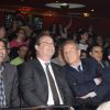 François Hollande entre Jamel Debbouze et Marc Ladreit de Lacharrière lors de la finale du 4e Trophée d'Impro de la Fondation Culture et Diversité et de la Compagnie Déclic Théâtre, le 19 mai 2014 au Théâtre Comedia, à Paris.