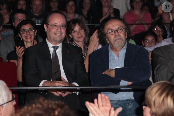 Mélissa Theuriau dans le public, derrière le président François Hollande et Jean-Michel Ribes lors de la finale du 4e Trophée d'Impro, le 19 mai 2014 au Théâtre Comedia, à Paris.