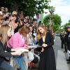 Julie Gayet signe des autographes lors de la montée des marches du 67e Festival du film de Cannes le 17 mai 2014.
