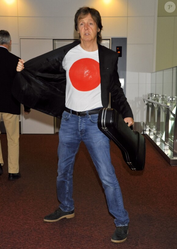 Le rockeur Paul McCartney arrive à l'aéroport de Tokyo. Le 15 mai 2014.