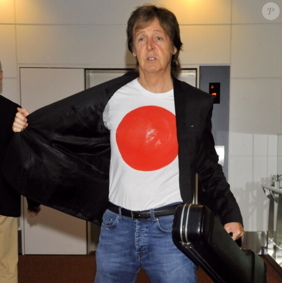 Paul McCartney arrive à l'aéroport de Tokyo. Le 15 mai 2014.