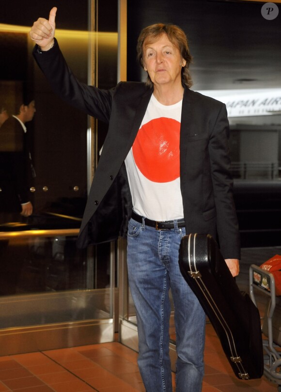 Paul McCartney arrive à l'aéroport de Tokyo. Le 15 mai 2014.
